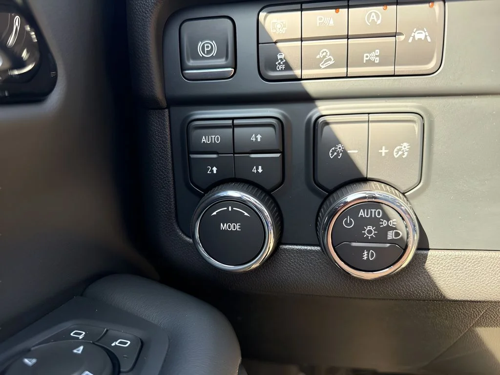 Used 2025 Gray Chevrolet Z71 image 25