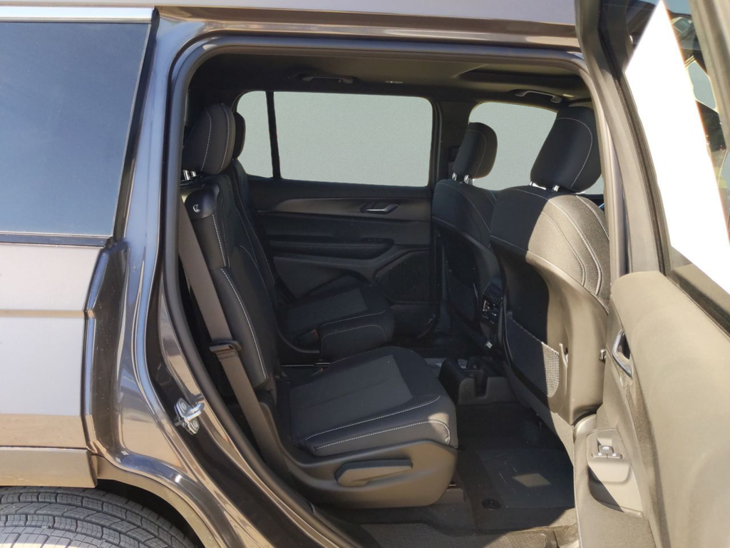 New 2025 Baltic Gray Metallic Clear-Coat Exterior Paint Jeep Laredo image 31