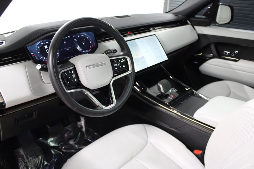 Used 2024  Land Rover SE image 4