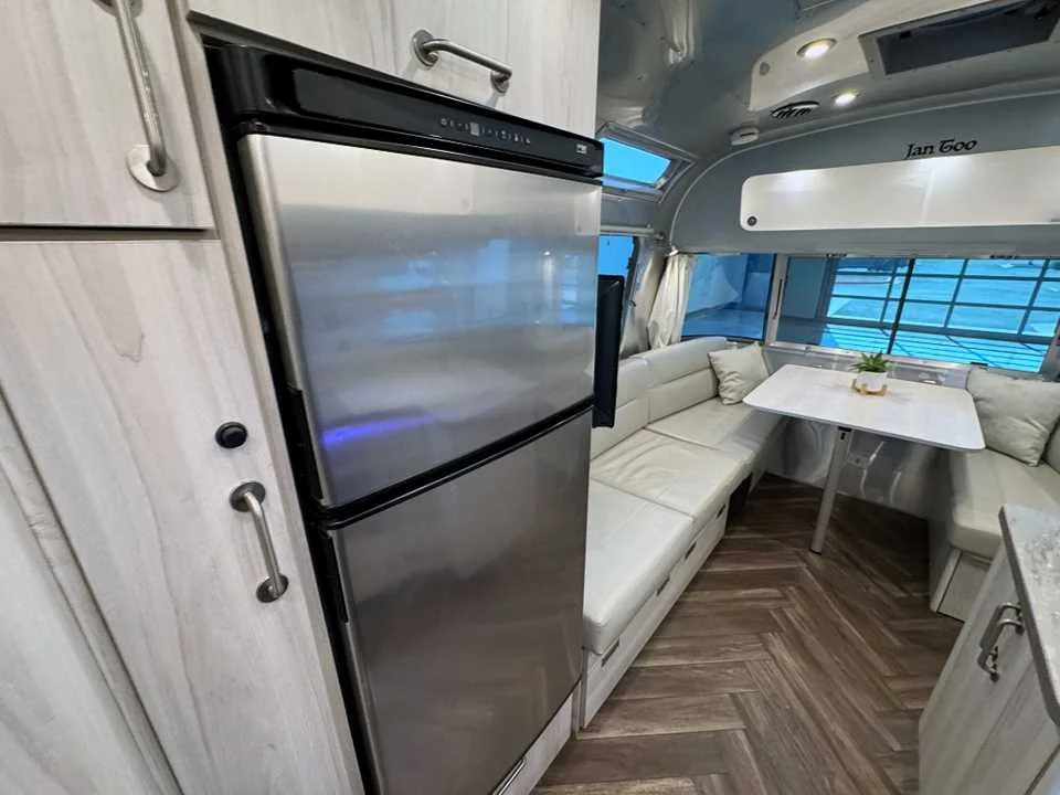 Used 2022 SILVER AIRSTREAM  image 38