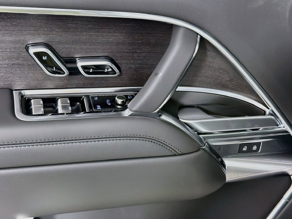 New 2027 Fuji White Land Rover SE image 18