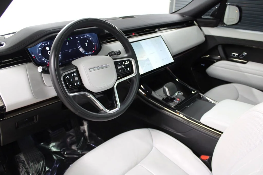 Used 2024 White Land Rover SE image 4
