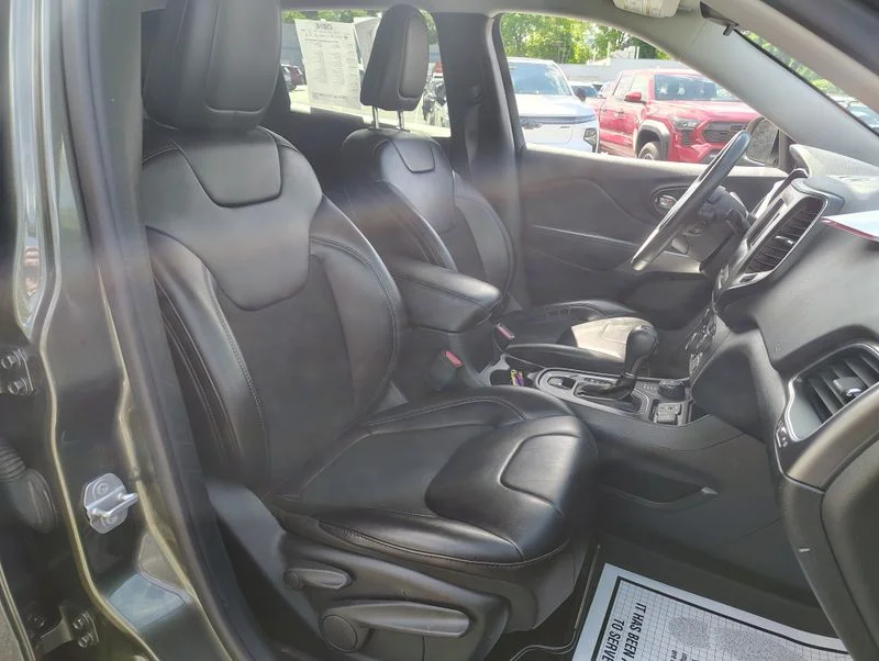 Used 2019 Green Jeep Latitude Plus image 19