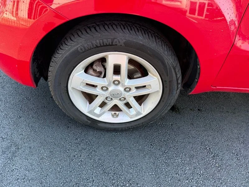 Used 2011 Red Kia Plus image 15