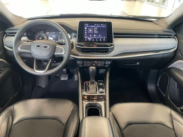 Used 2025 White Jeep Latitude image 11