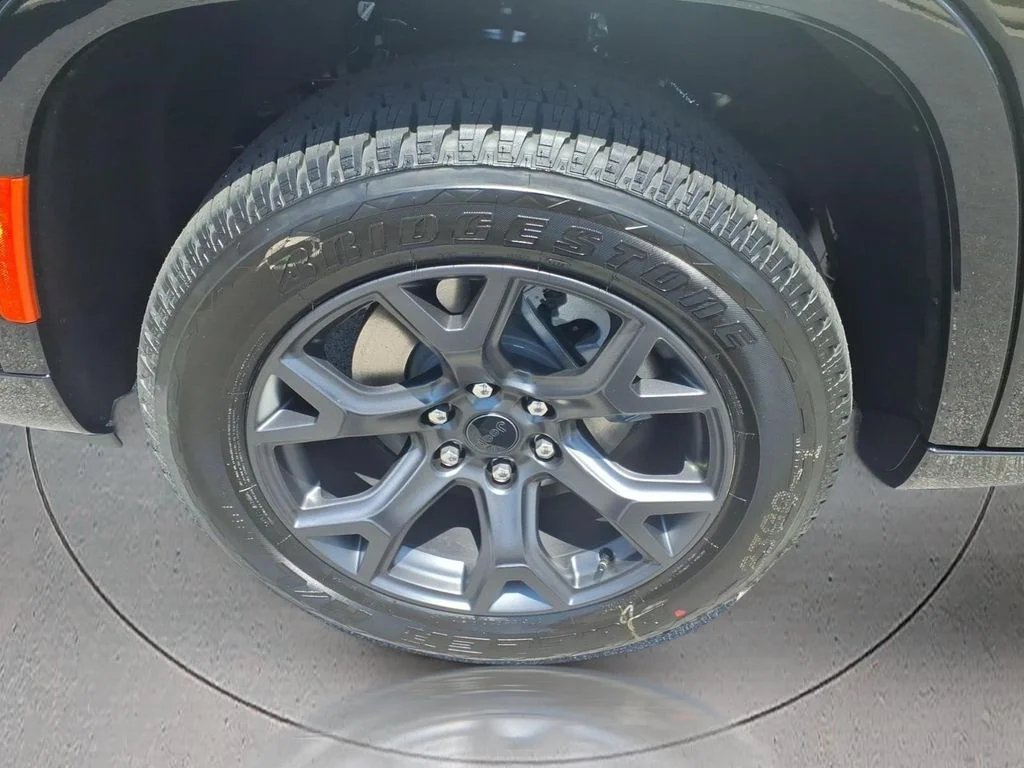 New 2026 High Gloss Black Exterior Paint Jeep Limited Altitude image 4
