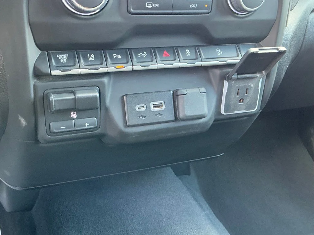 Used 2025 White Chevrolet Custom image 38