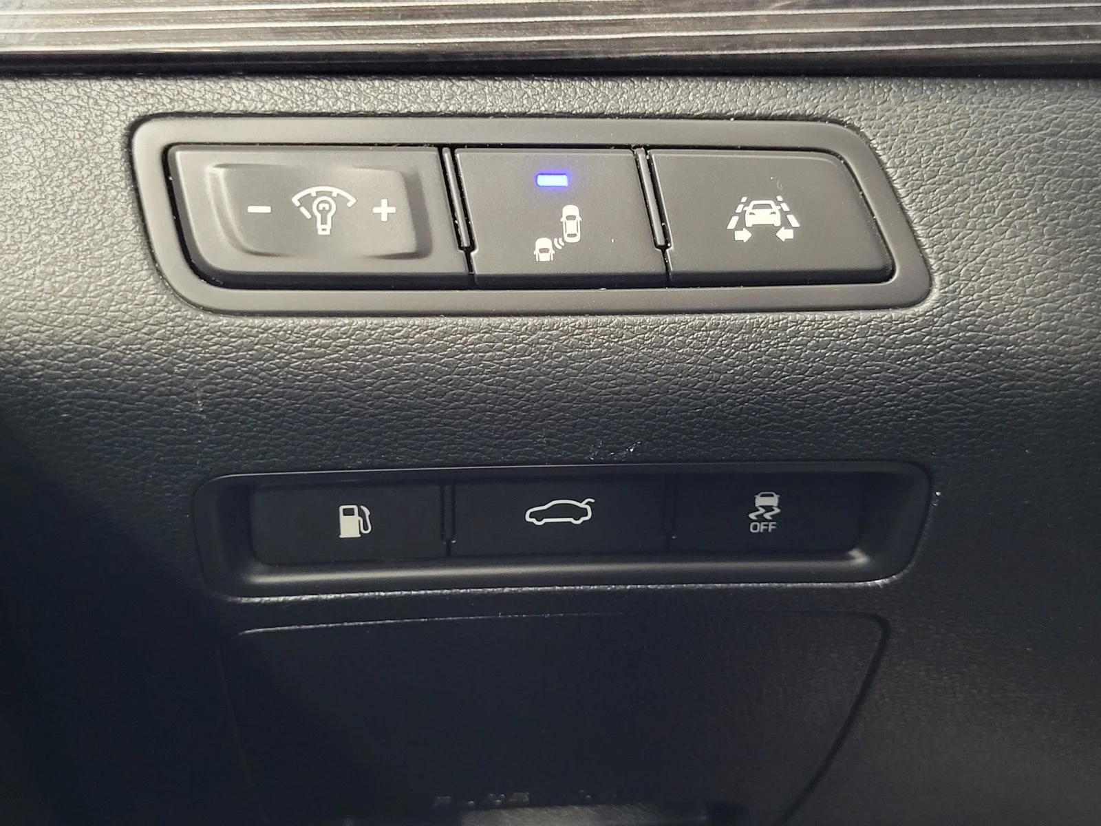Used 2018 White Hyundai Limited image 15
