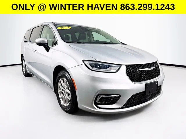 2023 Chrysler Pacifica Touring L's photo