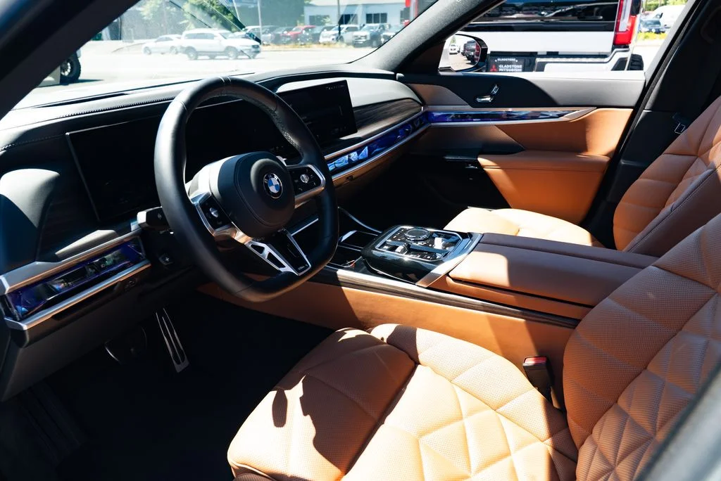Used 2025 White BMW 740i xDrive image 21