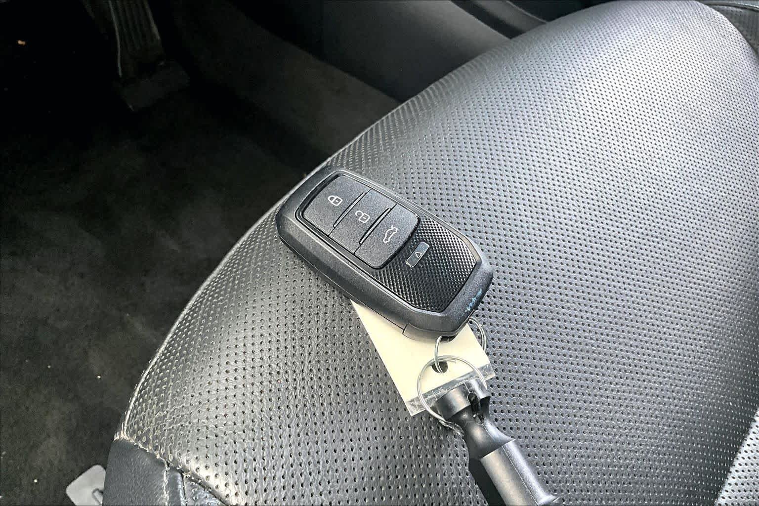 Used 2022 Phantom Black Hyundai SEL image 15