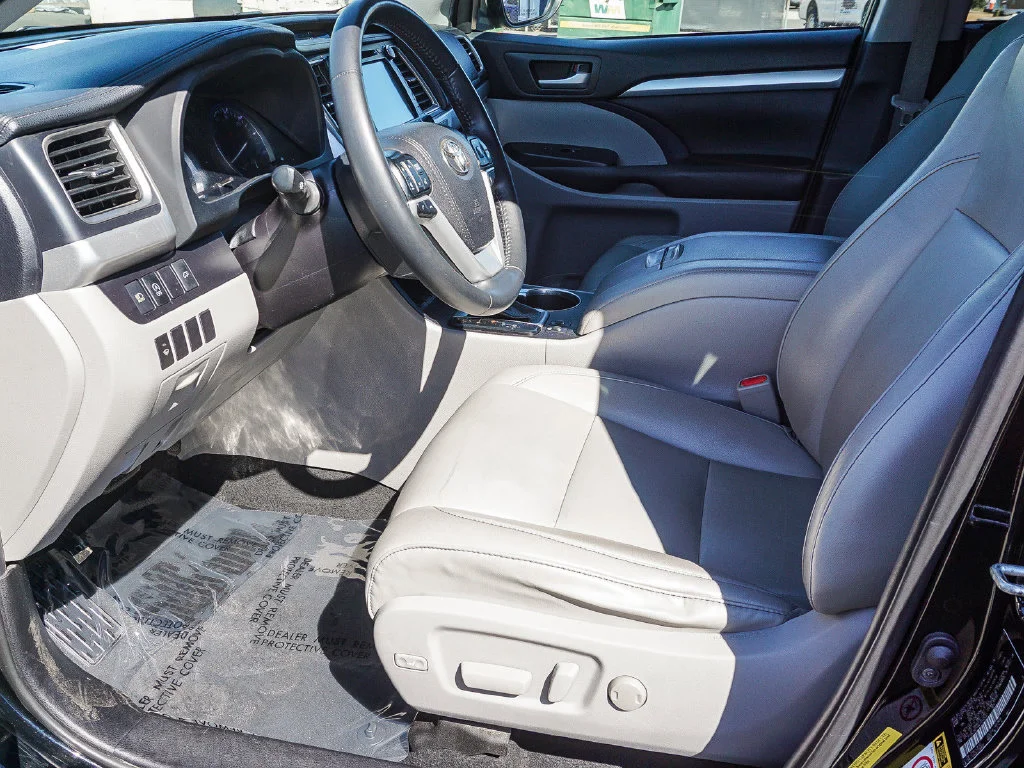 Used 2019 Black Toyota XLE image 17