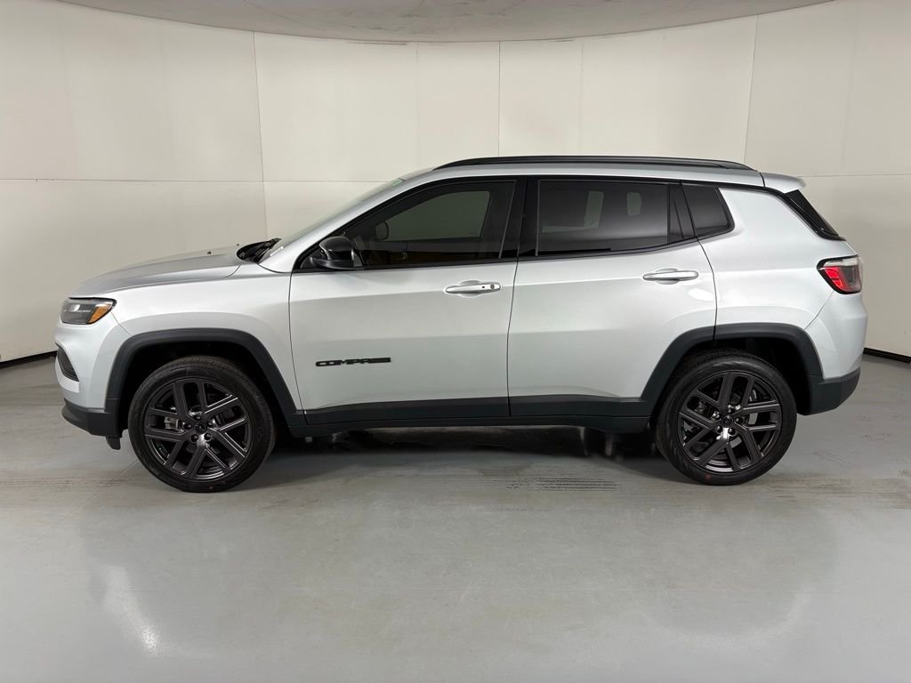 New 2026 Silver Zynith Metallic Clearcoat Jeep Latitude image 5