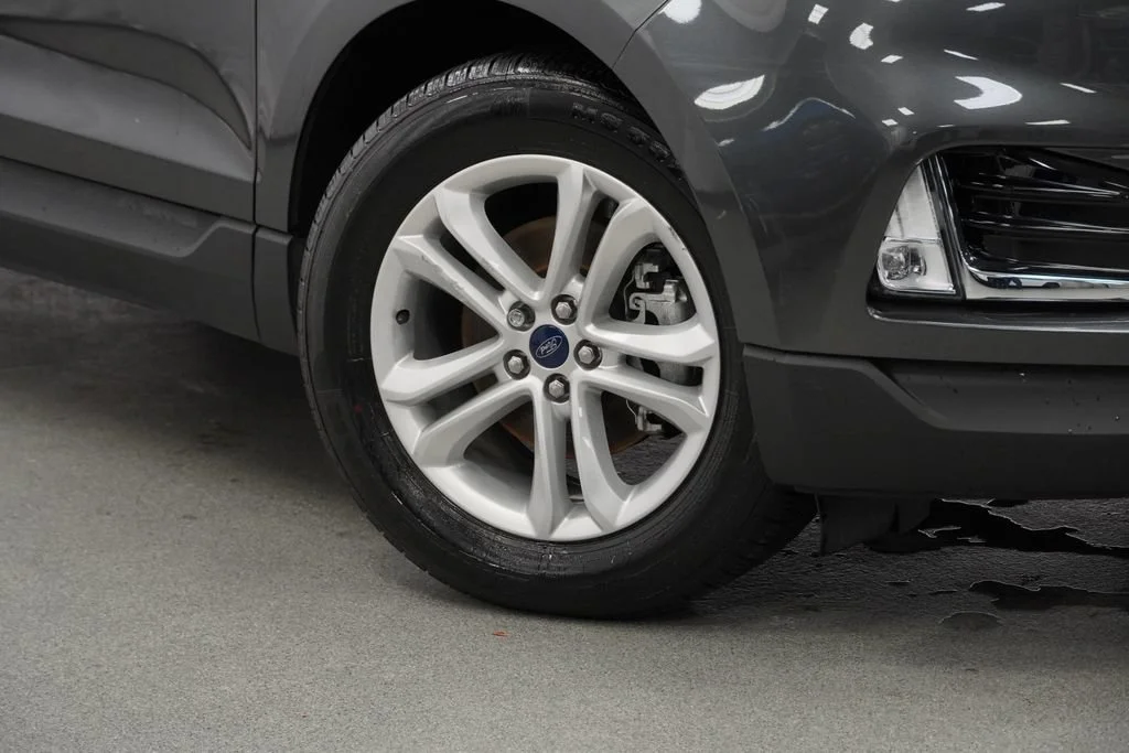 Used 2019 Gray Ford SEL image 9