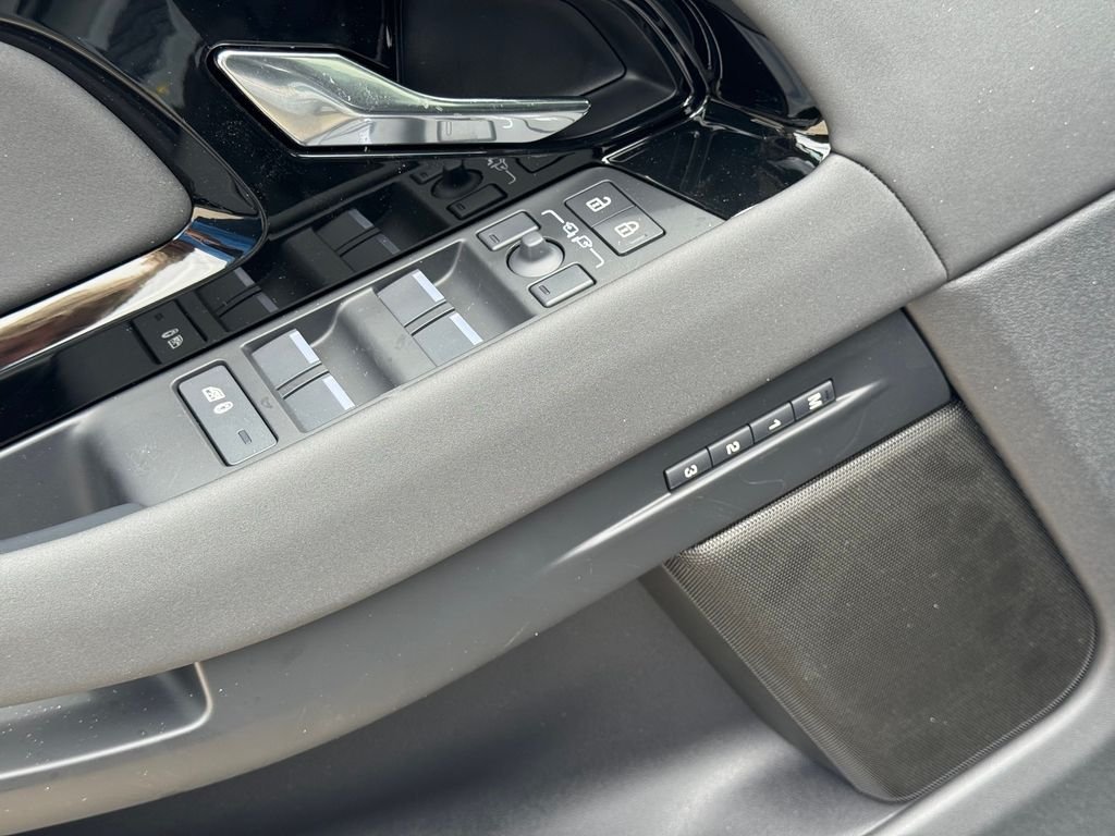 New 2026 Arroios Grey Land Rover  image 13