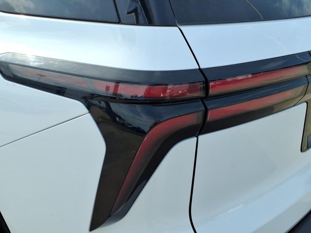 Used 2025 Summit White Chevrolet LT image 10