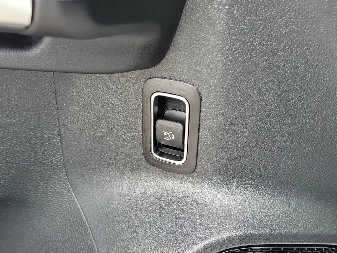Certified Used 2026 White Mercedes-Benz GLB 250 image 30