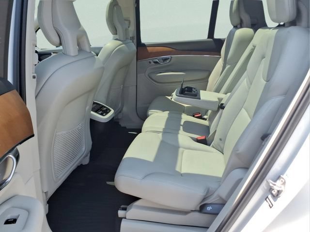 Used 2021 White Volvo T6 Momentum 7 Passenger image 18