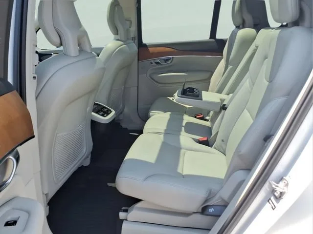 Used 2021 White Volvo T6 Momentum 7 Passenger image 18