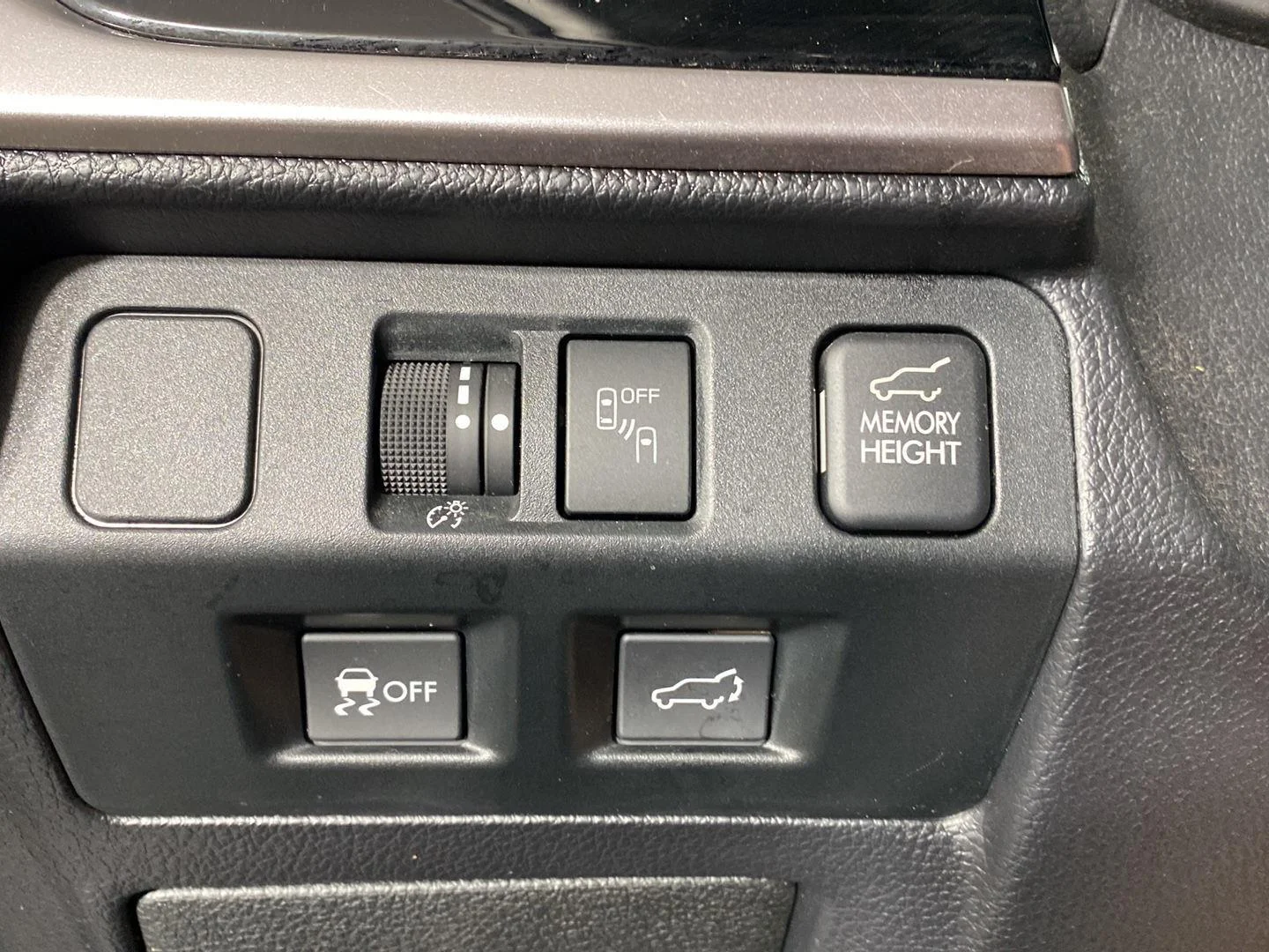 Used 2018 Ice Silver Metallic Subaru Limited image 26