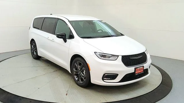 New 2026 Bright White Clear-Coat Exterior Paint Chrysler Select image 14