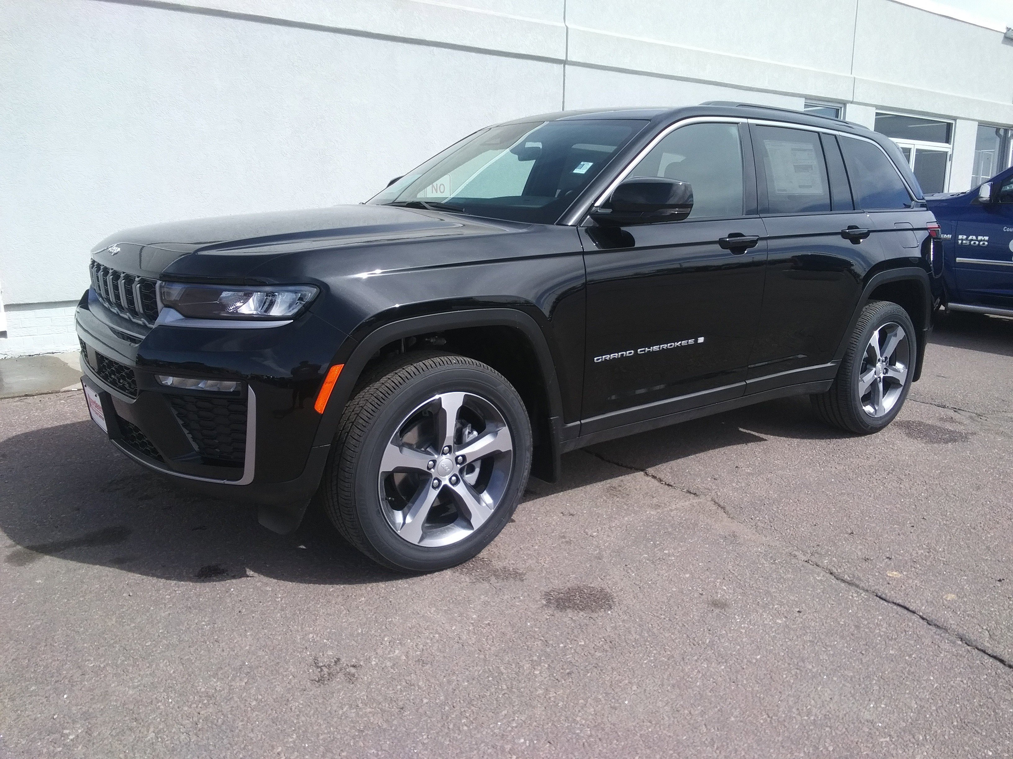New 2026 Diamond Black Crystal Pearl-Coat Exterior Paint Jeep Limited image 2