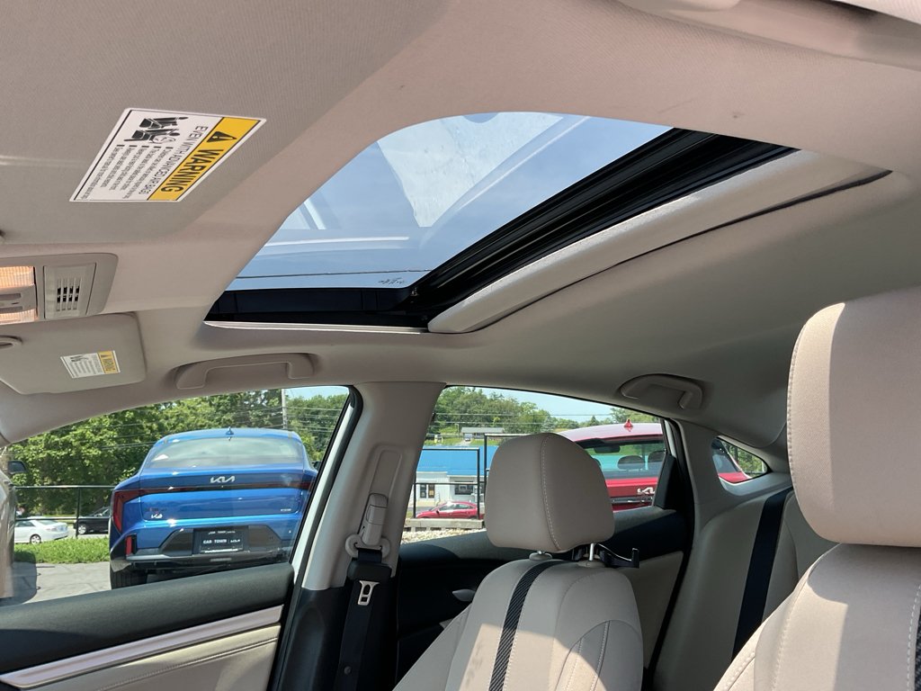 Used 2018 White Orchid Pearl Honda EX image 19