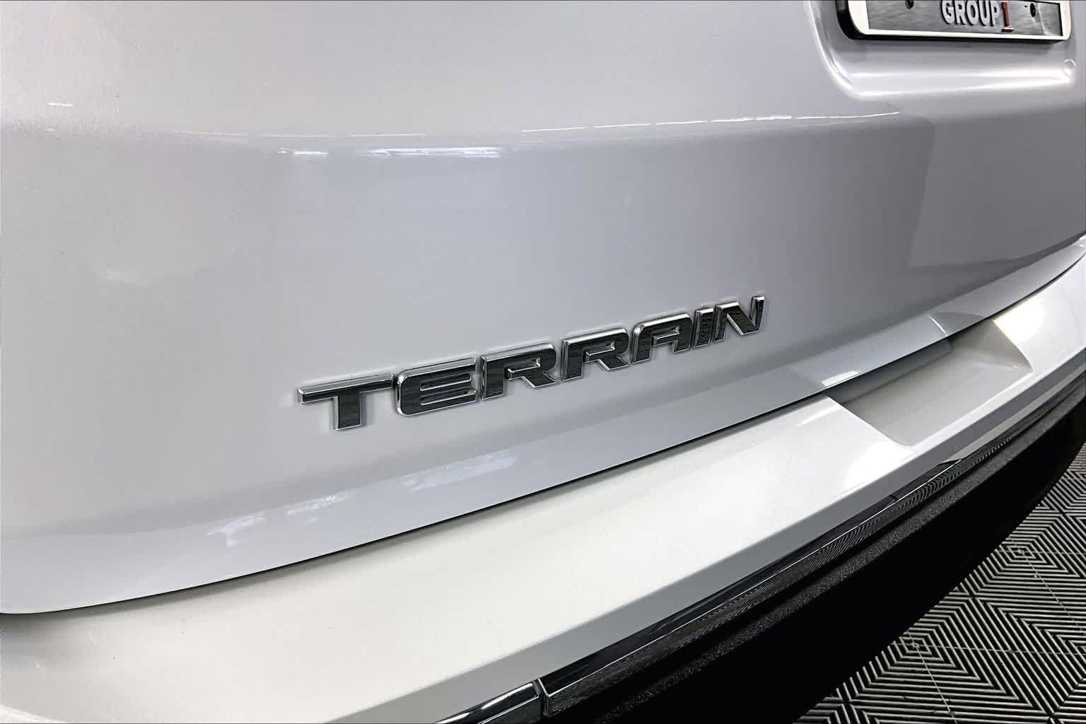 Used 2021 White Frost Tricoat GMC SLT image 30