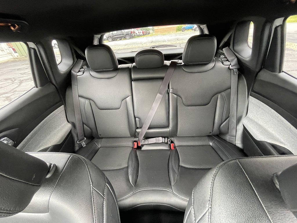 Used 2024 Bright White Clearcoat Jeep Latitude image 17