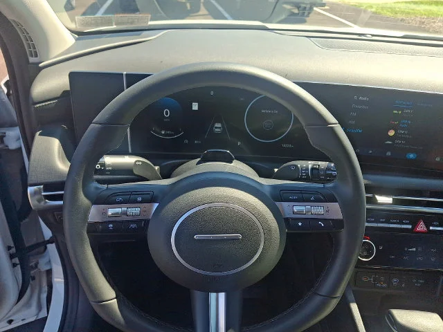 Used 2025 White Hyundai SEL Convenience image 20