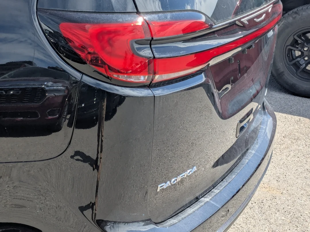 New 2027 Black Chrysler Select - - AWD - 3.6L Pentastar V6 - Safety Sphere Pkg - 360 Surround View Cam & More! image 10