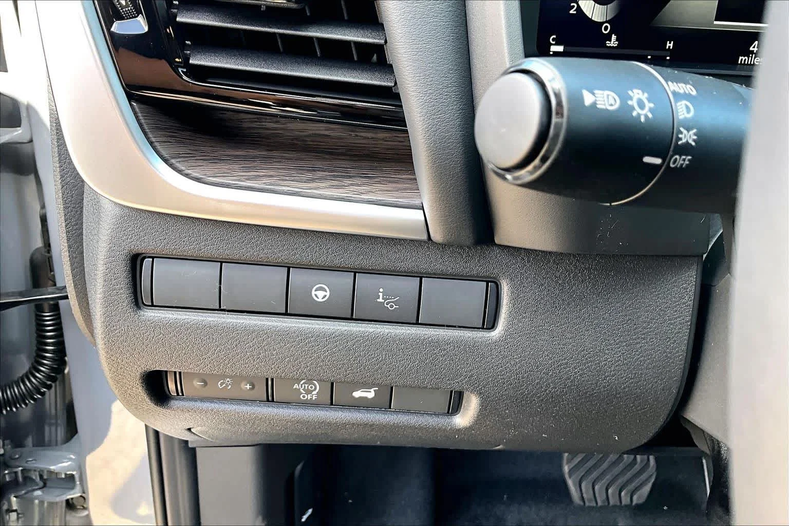 New 2026 Boulder Gray Pearl / Super Black Two-tone Nissan Platinum image 15