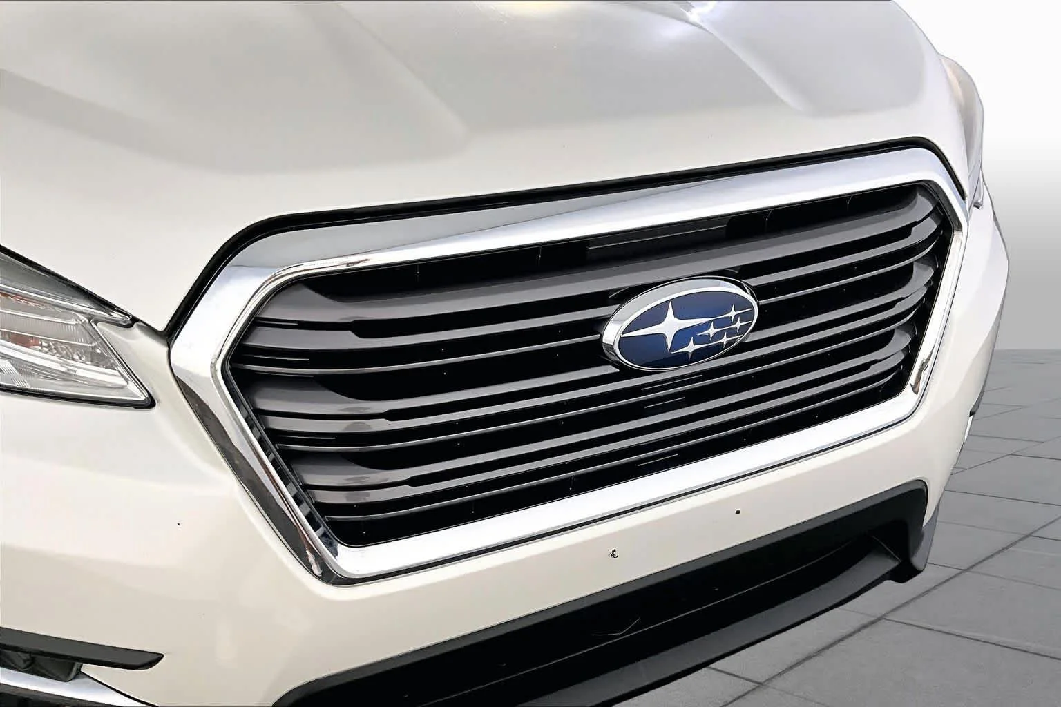 Used 2019 Crystal White Pearl Subaru Limited image 32