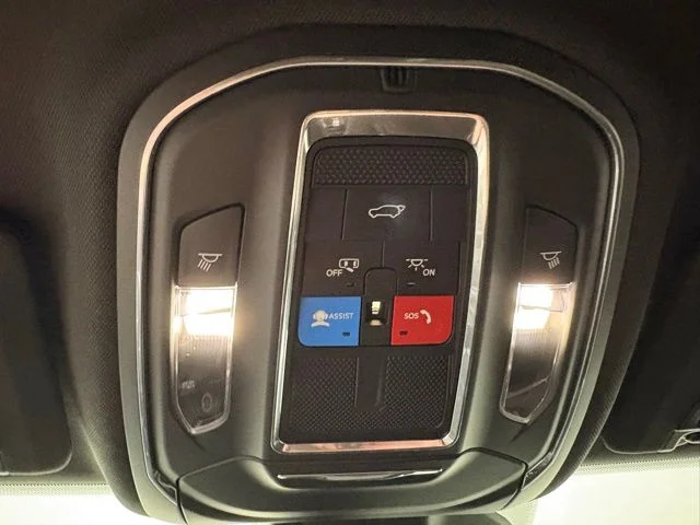 Used 2023 White Jeep Altitude image 31