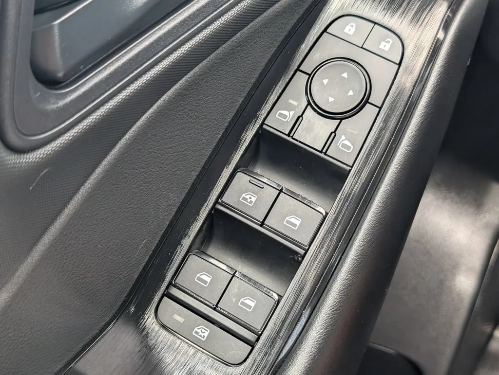 Used 2025 Grey Nissan S image 11