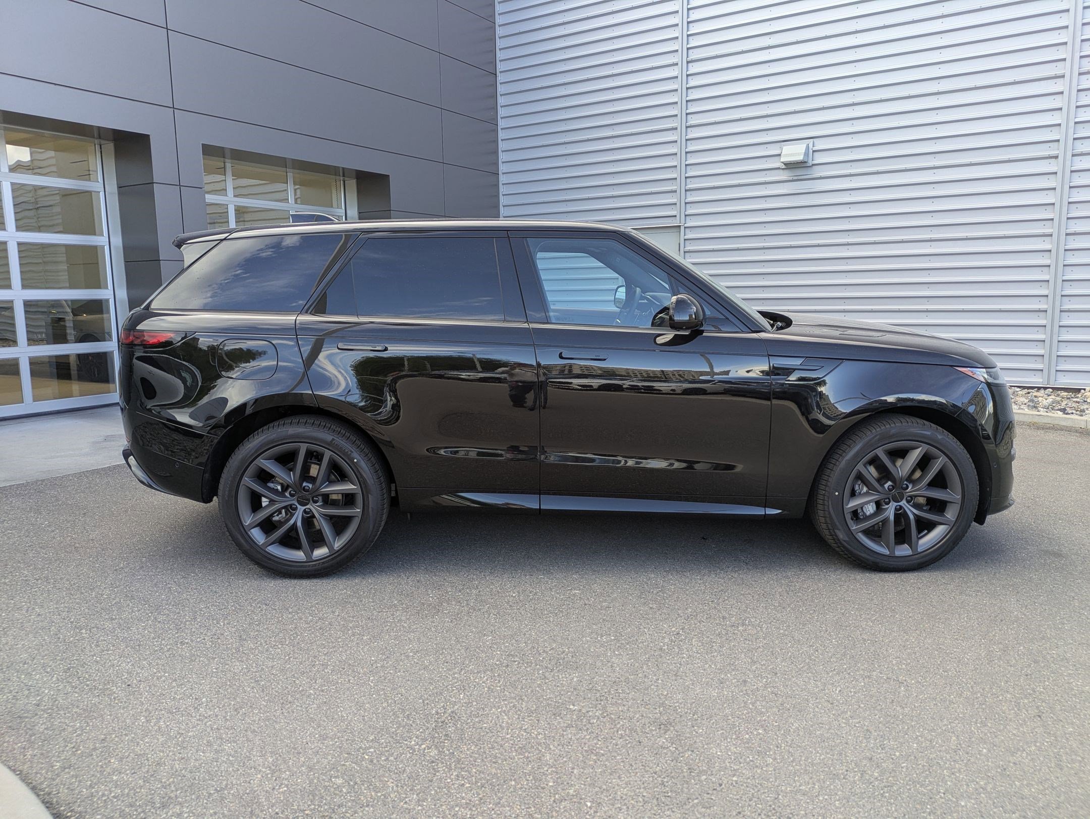 New 2026 Santorini Black Land Rover P400 Dynamic SE image 4