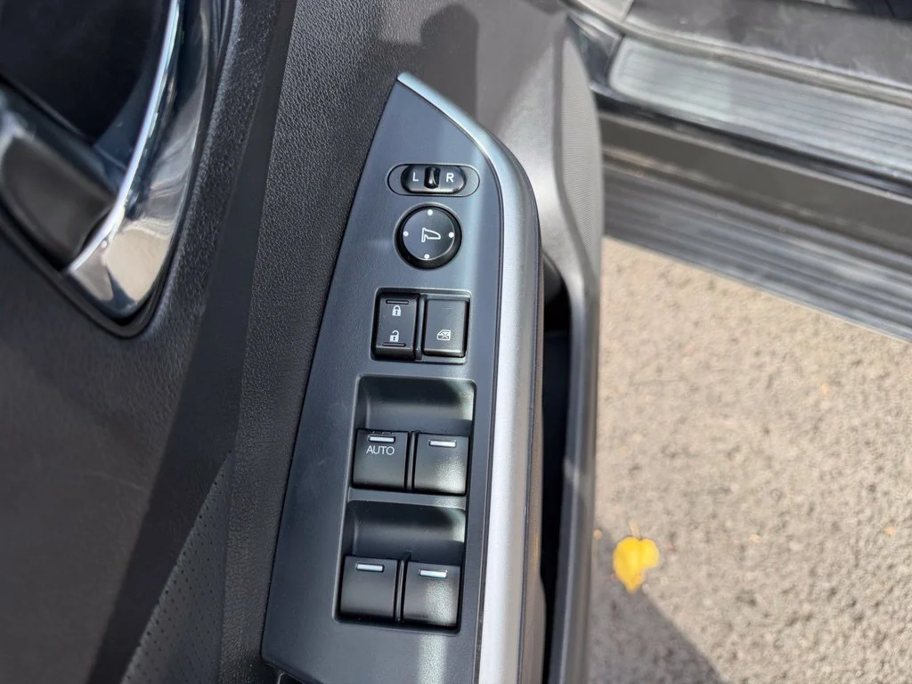 Used 2016 Crystal Black Pearl Honda Touring image 13
