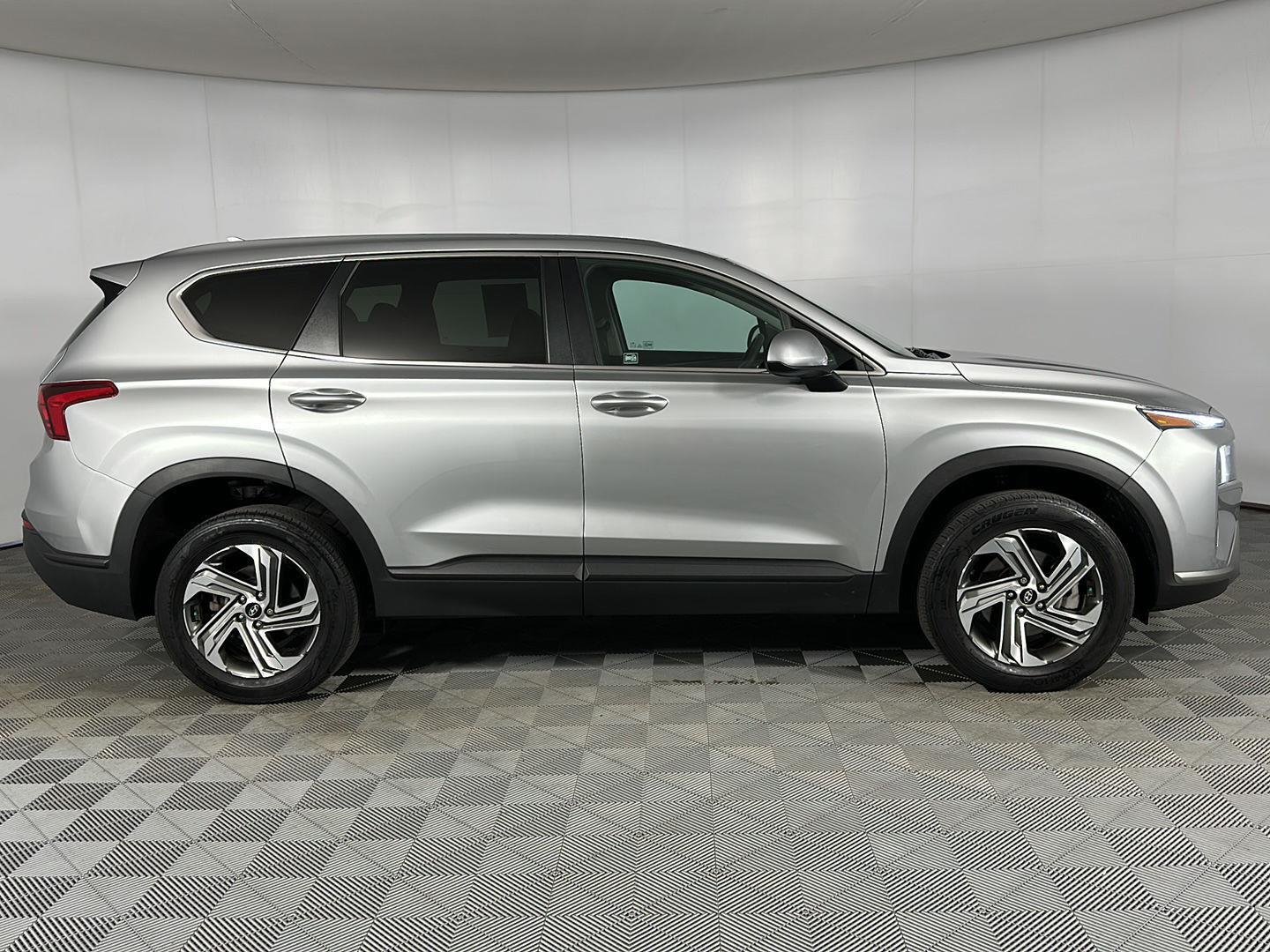 Used 2021 Shimmering Silver Hyundai SE image 21