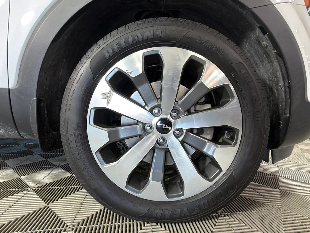 Used 2022 White Kia S image 40