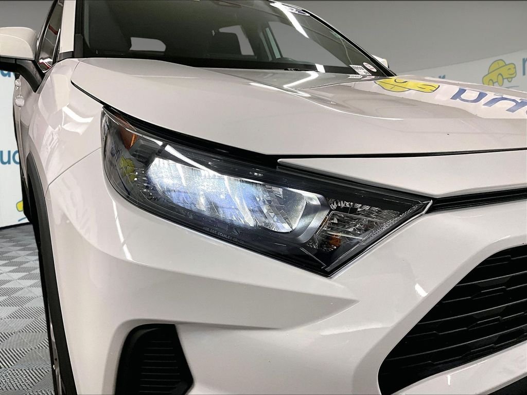 Used 2022 White Toyota LE image 31