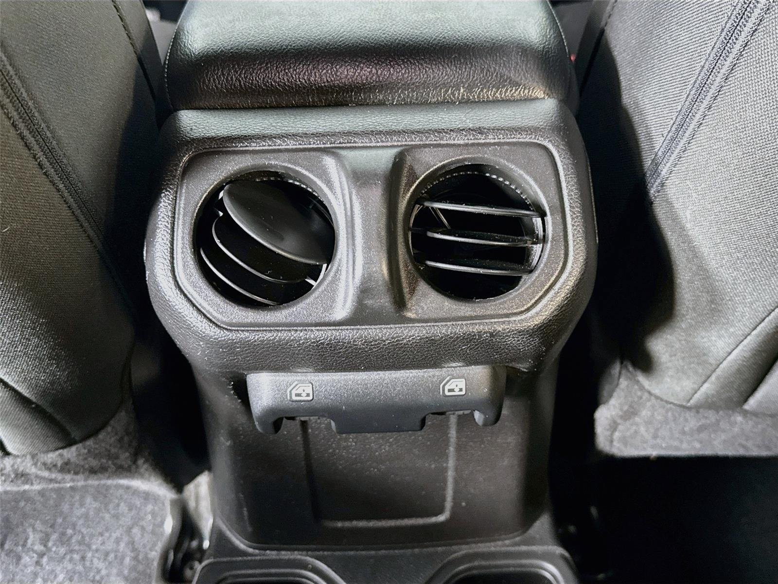Used 2020 Bikini Pearlcoat Jeep Sport S image 23