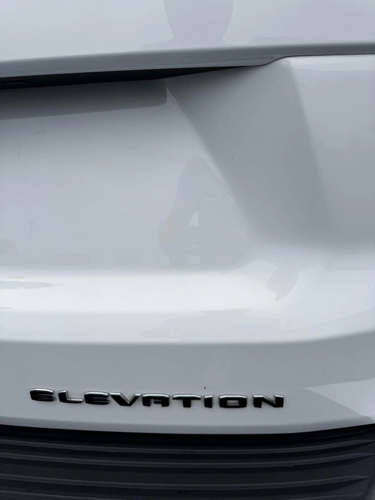 Used 2025 Summit White GMC Elevation image 18