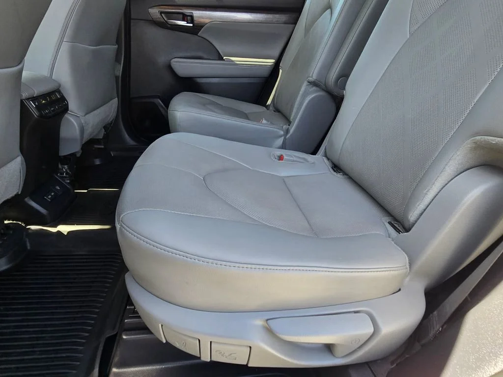 Used 2024 Wind Chill Pearl Toyota LE image 11