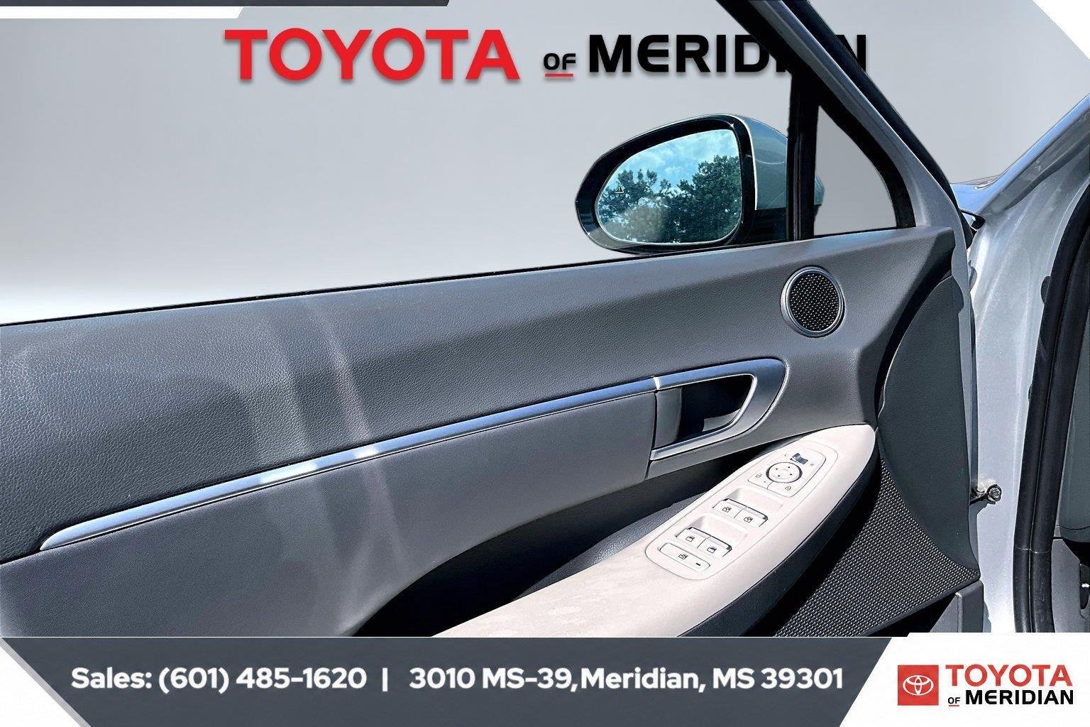 Used 2025 Aero Silver Hyundai SEL image 17