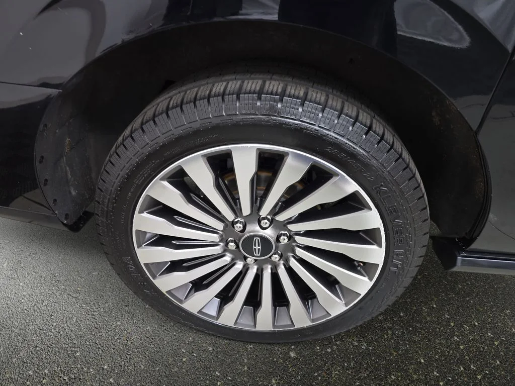 Used 2018 Velvet Lincoln Reserve image 32