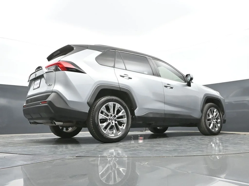 Used 2020 Silver Toyota XLE Premium image 45