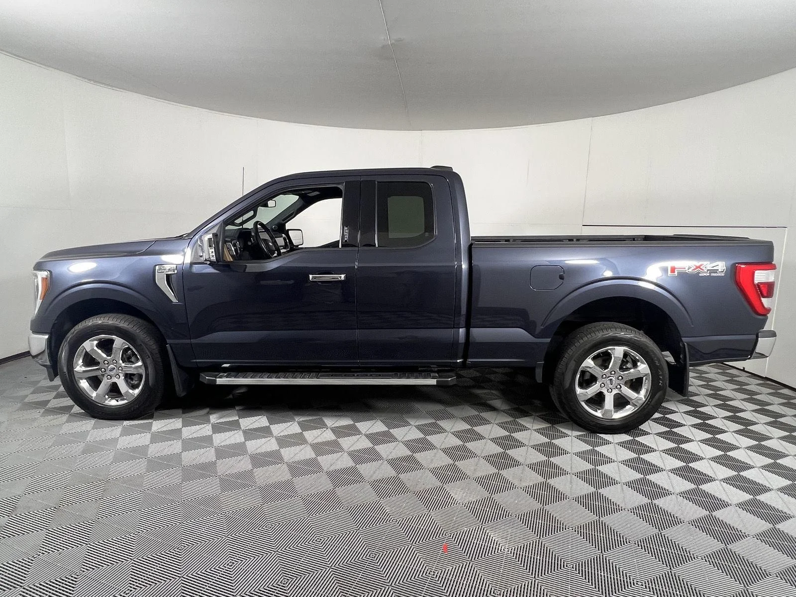 Used 2022 Smoked Quartz Metallic Tinted Clearcoat Ford LARIAT image 7