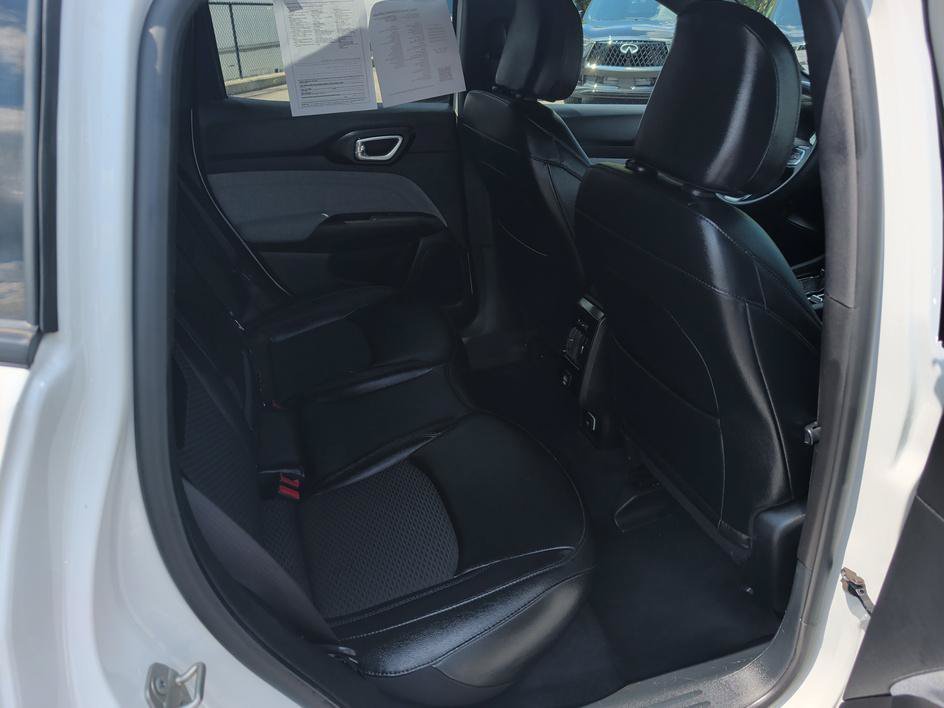 Used 2024 Bright White Clearcoat Jeep Latitude image 13