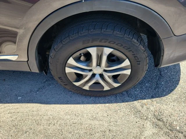 Used 2014 Gray Toyota LE image 7