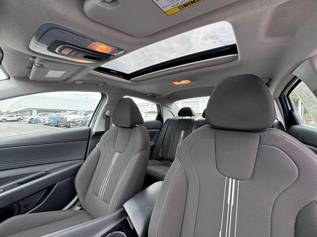 Used 2025 White Hyundai SEL Convenience image 17